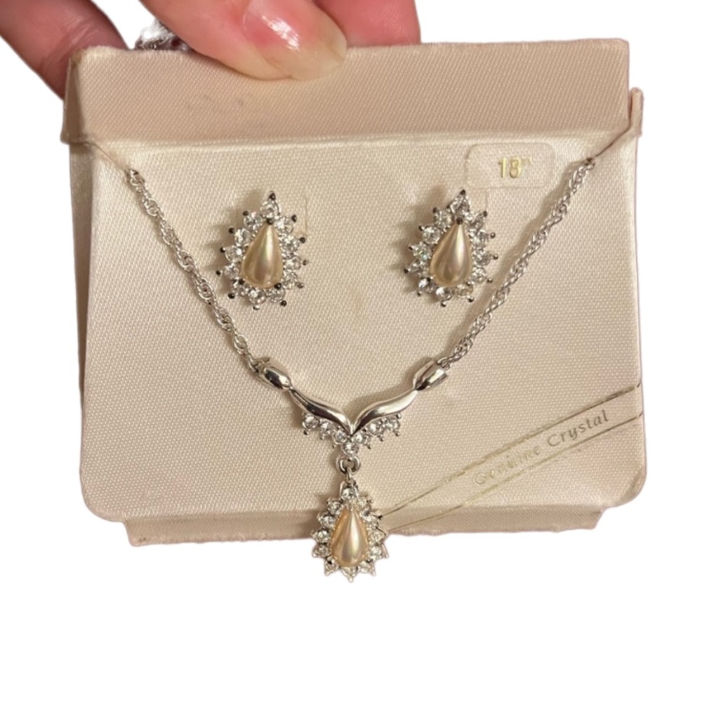 GENUINE CRYSTAL. 18in necklace with earring set. Never been worn.